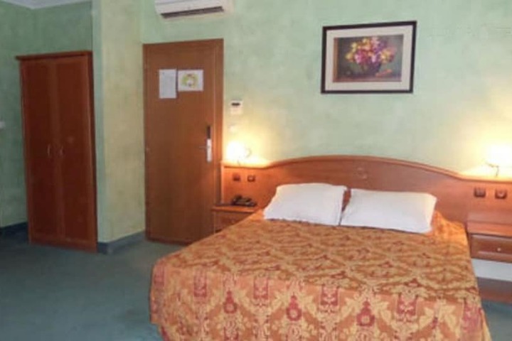 Room 16 of 44