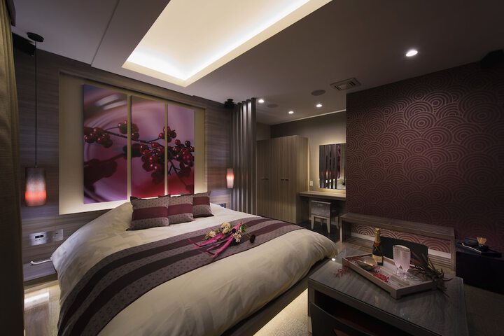 Room 7 of 12