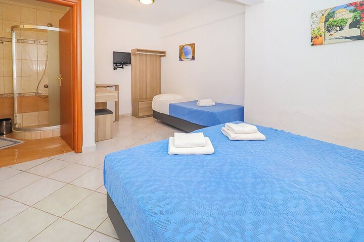 Room 4 of 77