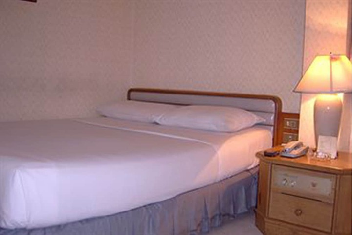 Room 11 of 32