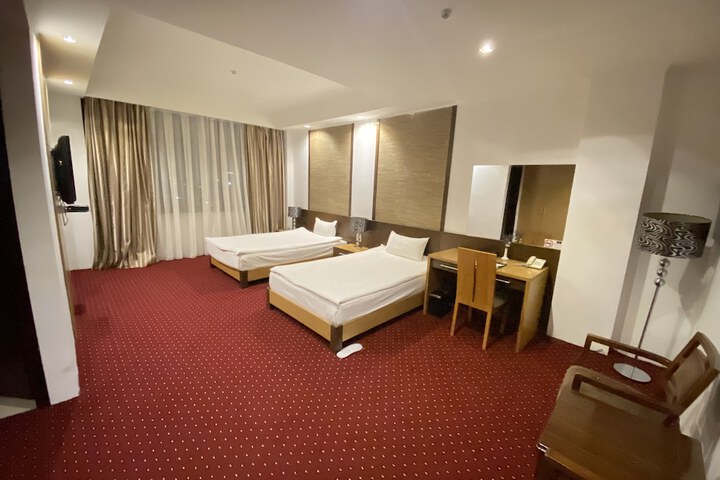 Room 5 of 14