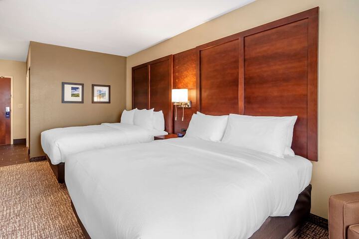 2 Queen Beds (14 of 15)