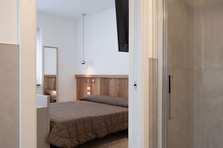 Room 21 of 102