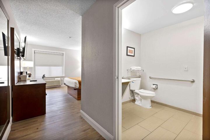 1 Queen Bed Accessible (12 of 12)
