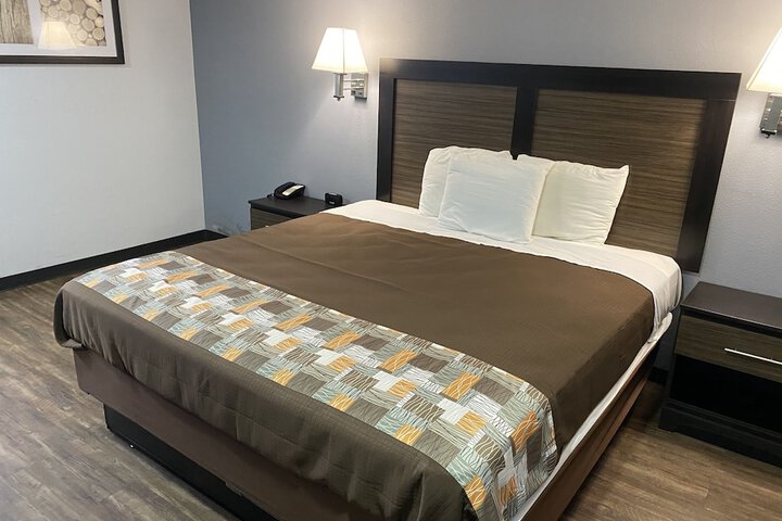 Business King Bed (5 of 9)