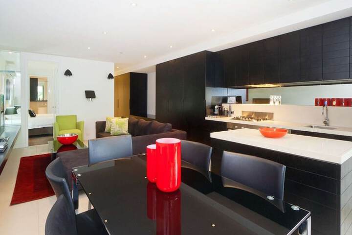 Room 4 of 8