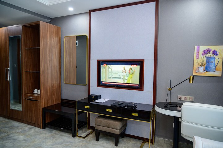 Room 43 of 166