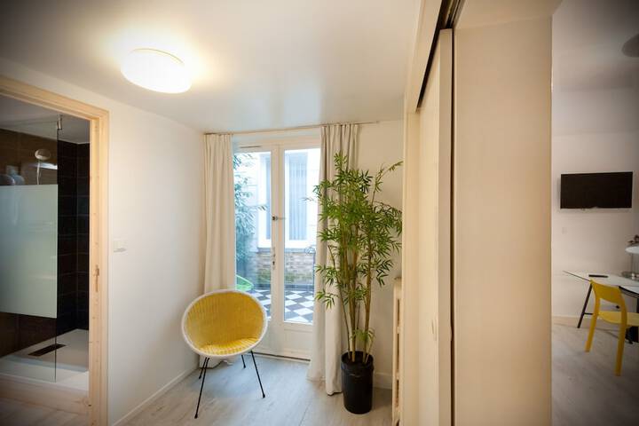 Room 6 of 16