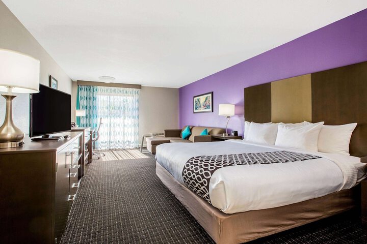 1 King Bed (5 of 8)