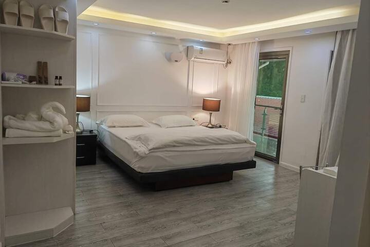 Room 8 of 13