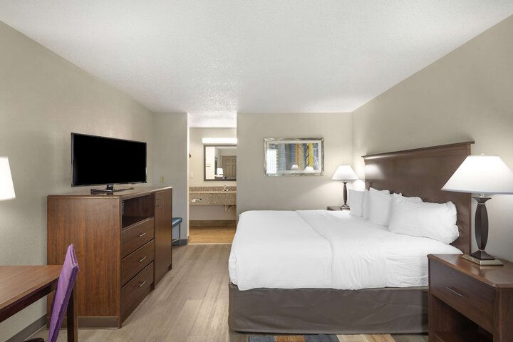 1 Queen Bed High Speed Internet Accessible Microwave and Refrigerator, Coffee Maker Iron and Ironing Board Hairdryer Full Breakfast (15 of 18)