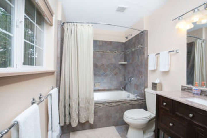 Room 4 of 16