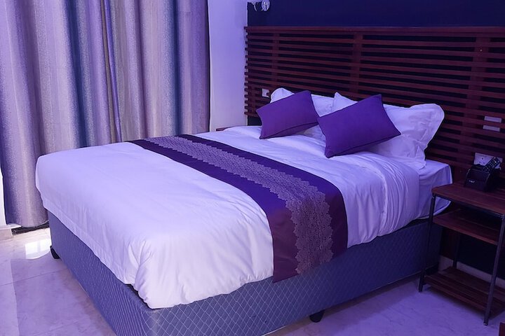 Room 2 of 8