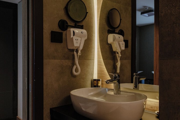 Room 52 of 100