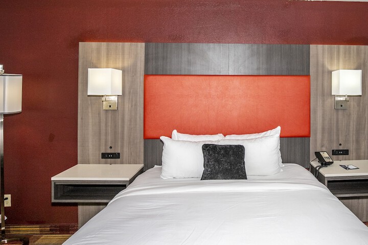 1 King Bed (2 of 5)