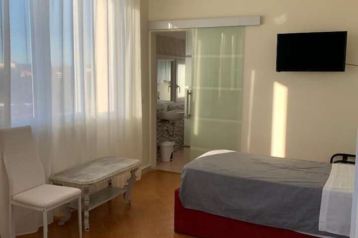 Room 25 of 99