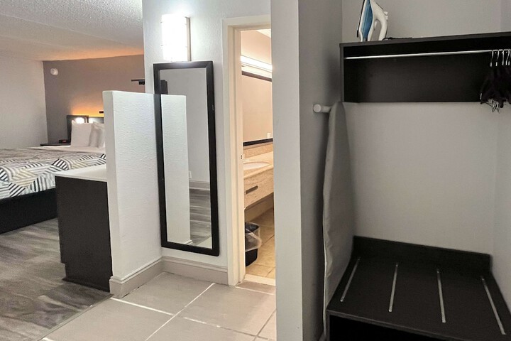 Room 4 of 10