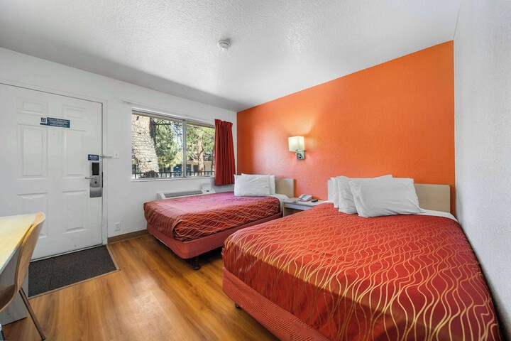 1 Queen Bed (16 of 21)