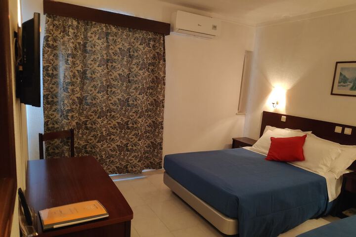 Room 12 of 82