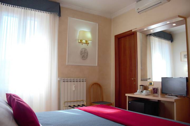 Room 10 of 33
