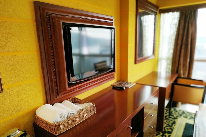 Room 13 of 18