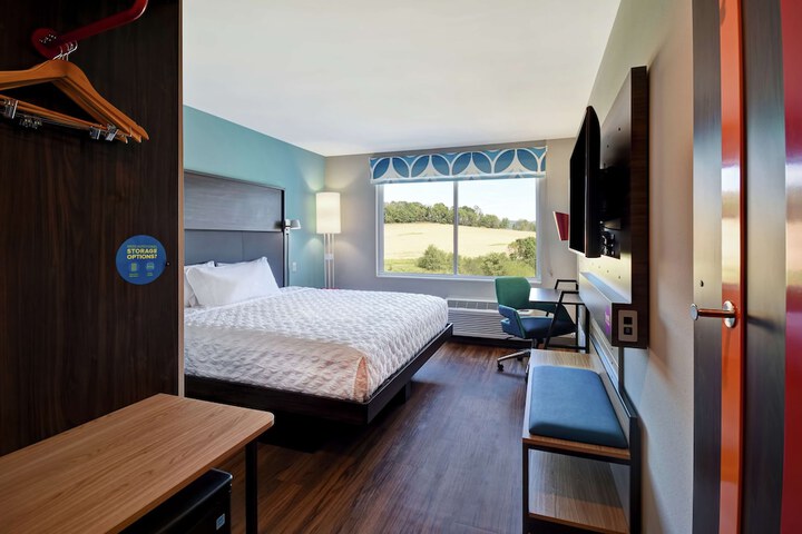 1 King Bed (2 of 12)