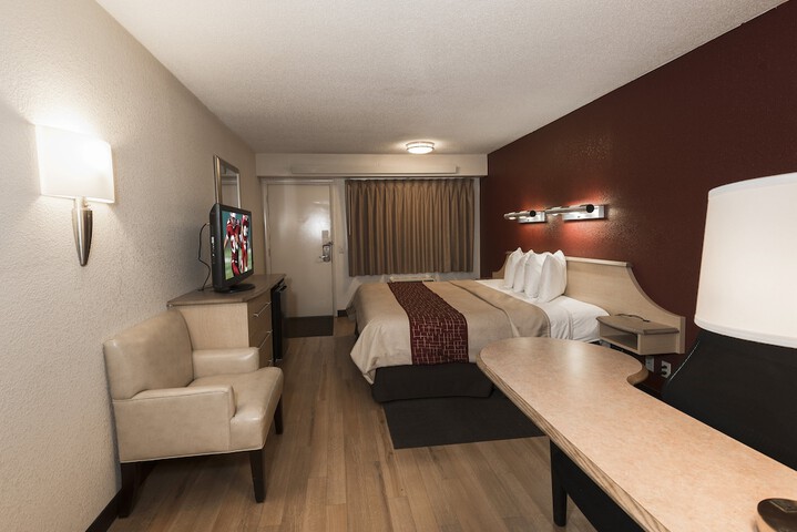 Deluxe King Bed (4 of 14)