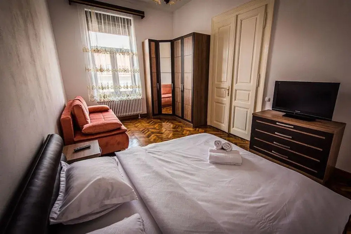 Room 4 of 12