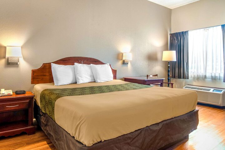 1 King Bed (9 of 18)