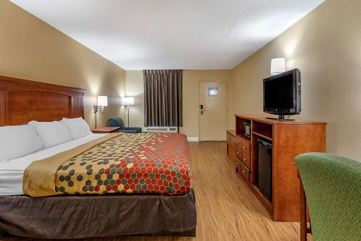 1 King Bed (4 of 9)