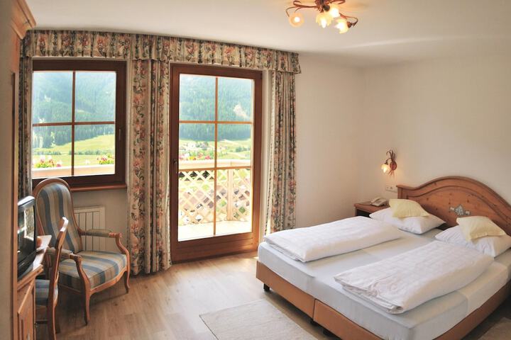 Room 8 of 34