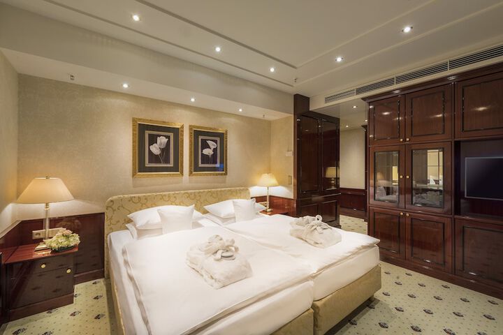 Room 33 of 164