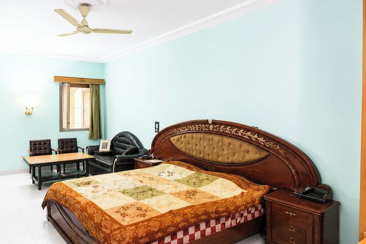 Room 6 of 13