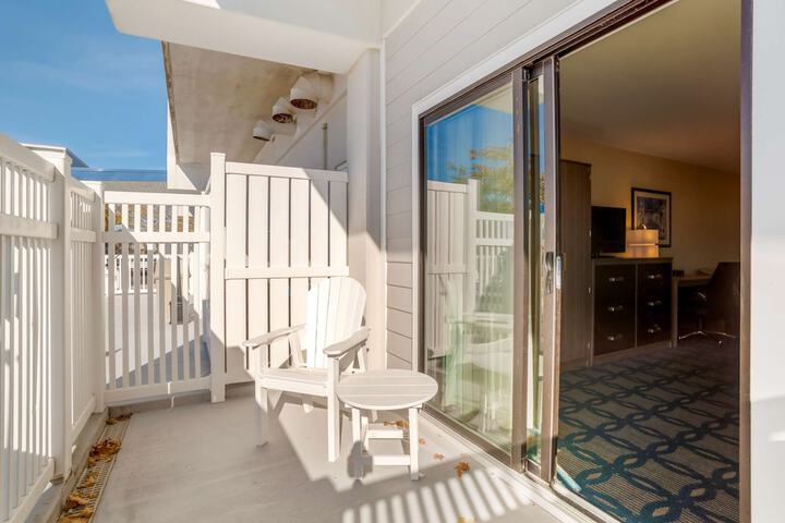 2 Queen Beds Chair Bed Balcony Microwave and Refrigerator Shower Only (2 of 11)