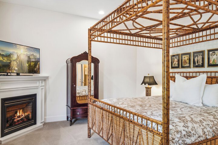 1 King Bed (2 of 15)