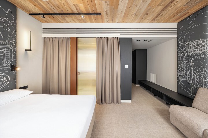 Room 16 of 25