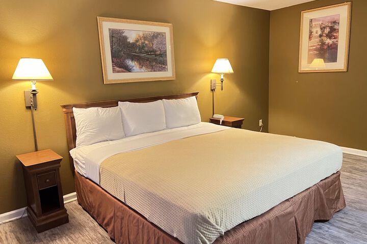 Standard | King Bed (5 of 7)