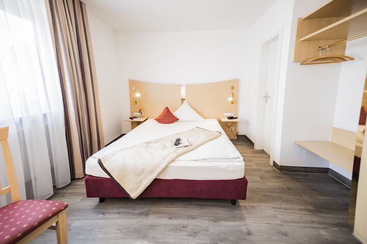 Room 4 of 28