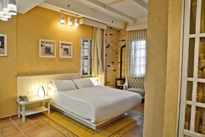 Room 3 of 67