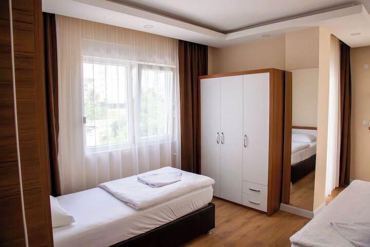 Room 33 of 151