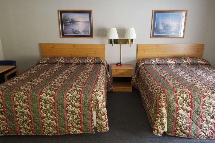 1 Queen Bed (7 of 7)