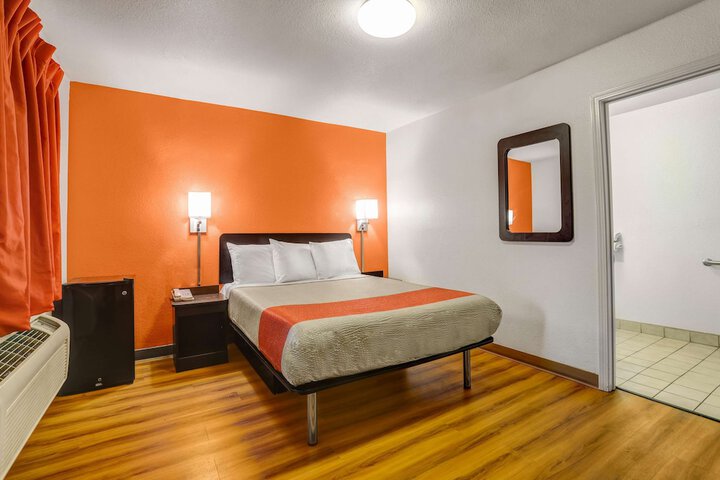 Deluxe Double Bed (8 of 14)