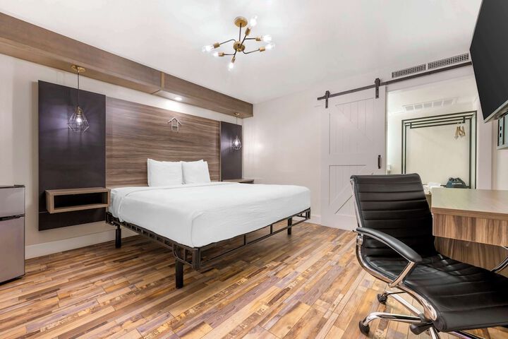1 King Bed Workspace (1 of 5)