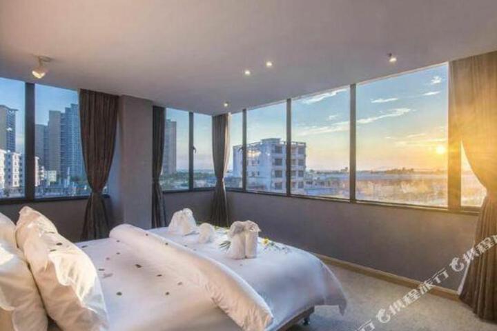 Jinjiang Metropolis Hotel (Sanya Bay Coconut Dream Corridor)