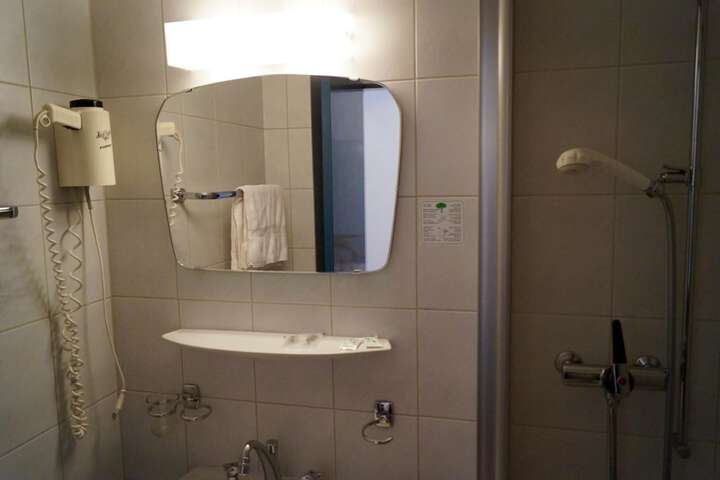 Room 27 of 36