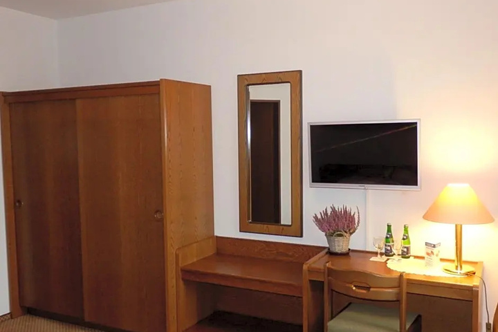 Room 7 of 19