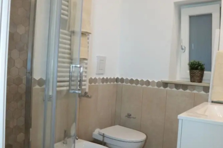 Room 6 of 12