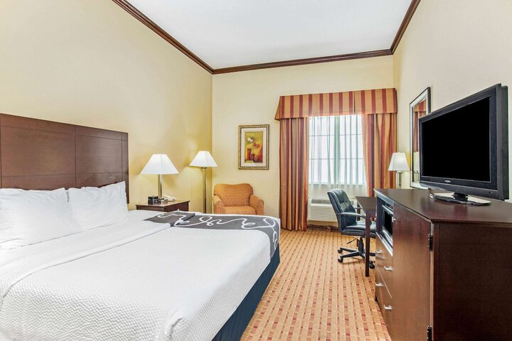 1 King Bed Deluxe (8 of 9)