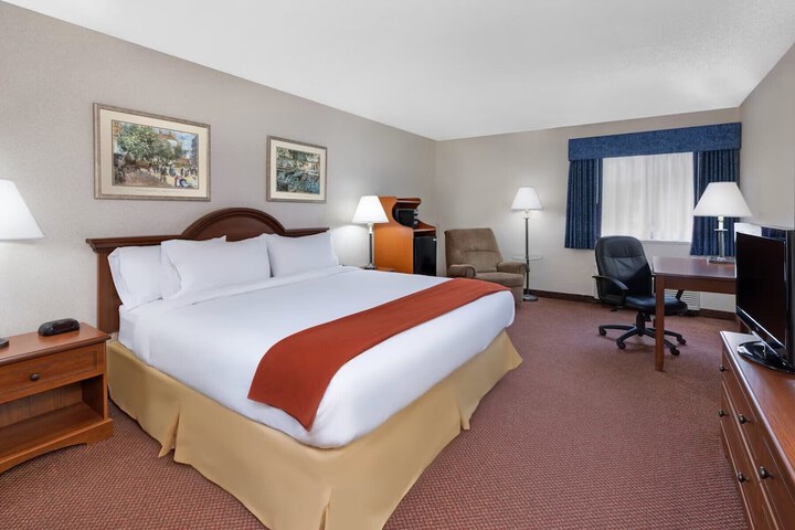 1 King Bed (2 of 10)