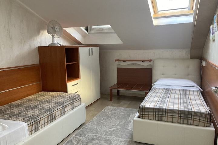 Room 6 of 98